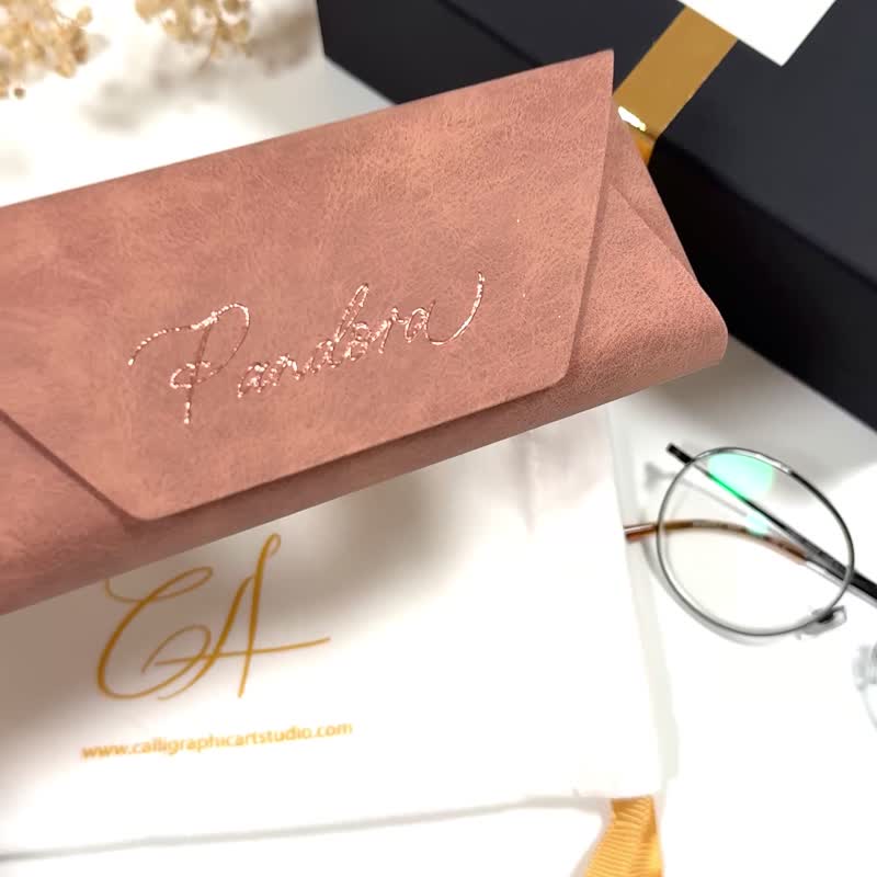 【客制】粉色 眼镜盒 烫玫瑰金 名字定制 送礼小物 定制 - 护照夹/护照套 - 其他材质 粉红色