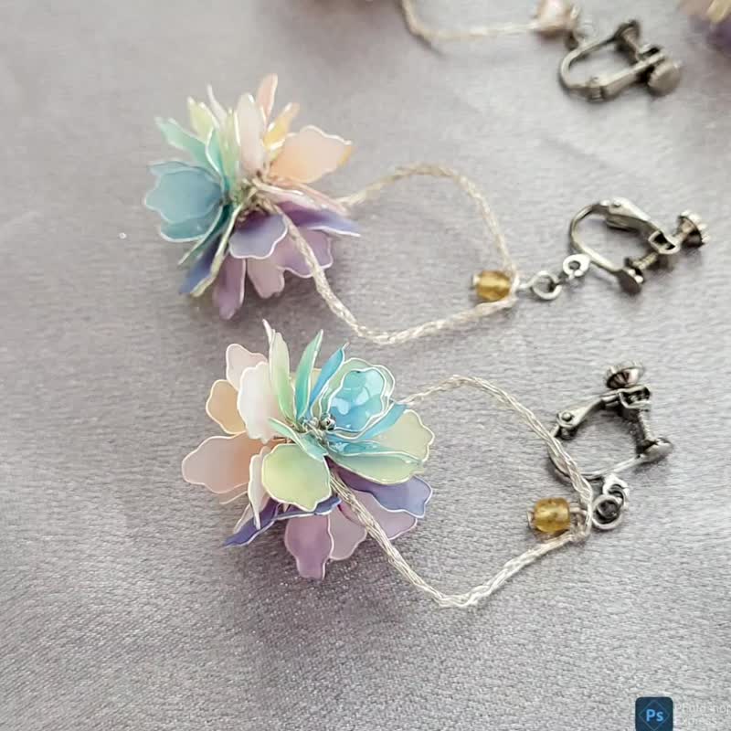 【NiouJiou手作饰品】360度都要美花球 水晶花耳环 多彩春色 - 耳环/耳夹 - 树脂 多色