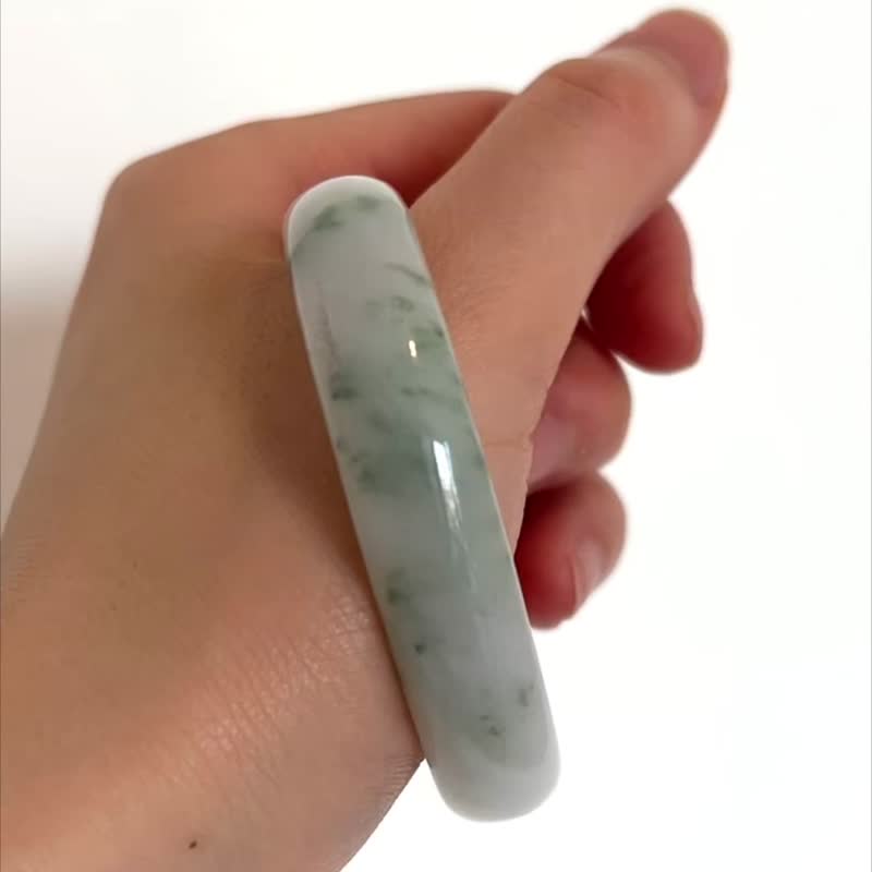 天然翡翠 缅甸 A玉 玉镯 • 牛奶底蓝飘花贵妃镯 - 手链/手环 - 石头 白色