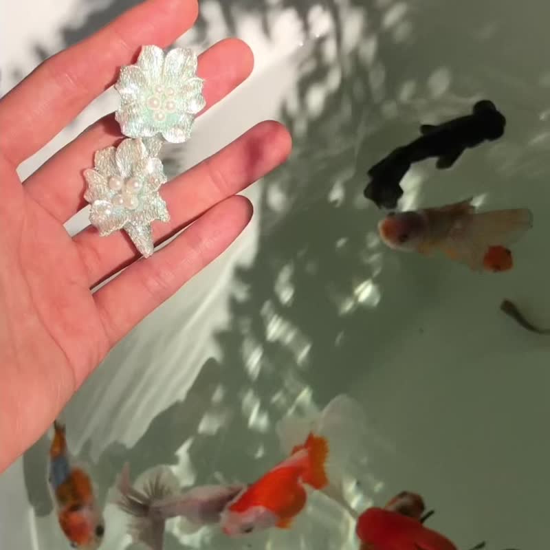 丝网兰花珍珠短款耳环 - 耳环/耳夹 - 其他材质 多色