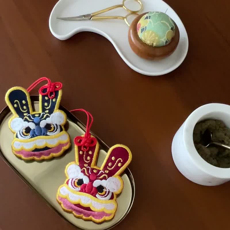 【除秽平安香包】兔兔吉祥醒狮御守|DIY材料包|成品|定制 - 编织/刺绣/羊毛毡/裁缝 - 其他材质 红色