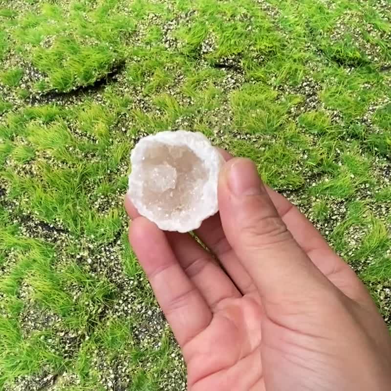 天然原矿招财白晶花球洞 财运水晶 快速出货 办公室摆件 风水摆件 - 摆饰 - 水晶 多色