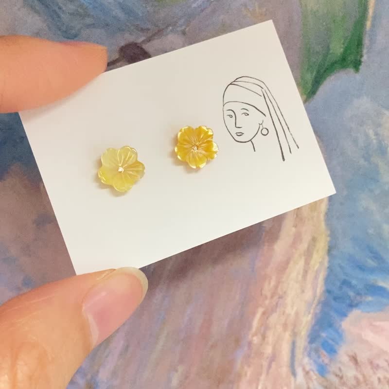 【夏日气息】小樱花 天然黄贝壳贝母 8mm 全925纯银耳钉/耳夹 - 耳环/耳夹 - 纯银 黄色