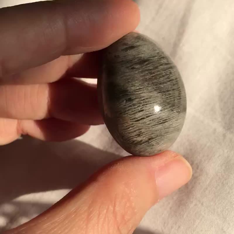 巴西千层灰幽灵水晶蛋 彩虹 水晶 摆设 连座 phantom quartz - 摆饰 - 水晶 灰色