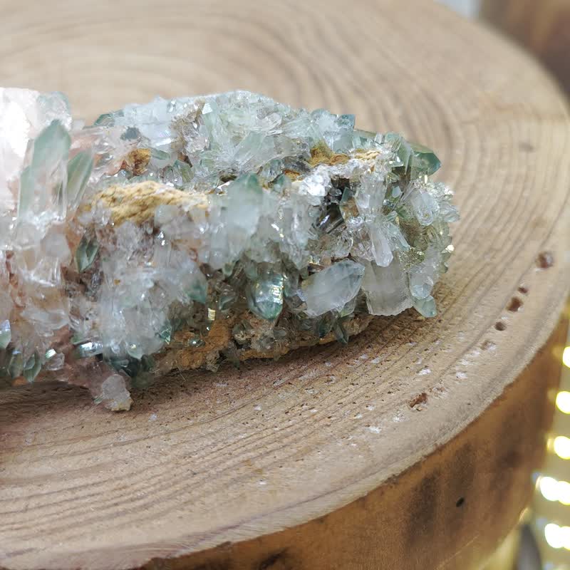 天然绿幽灵水晶簇|绿幽灵 Green Phantom)是五月份的生辰幸运石 - 摆饰 - 水晶 