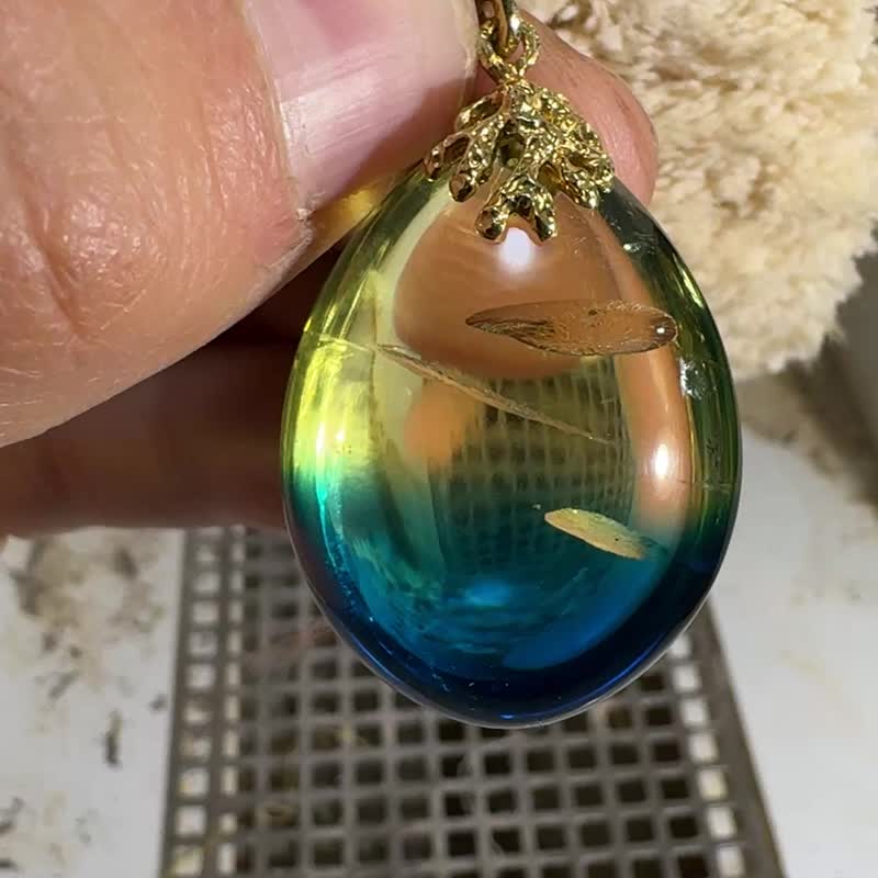 优雅蓝琥珀吊坠 点缀金色闪耀 设计独特 - 项链 - 半宝石 蓝色