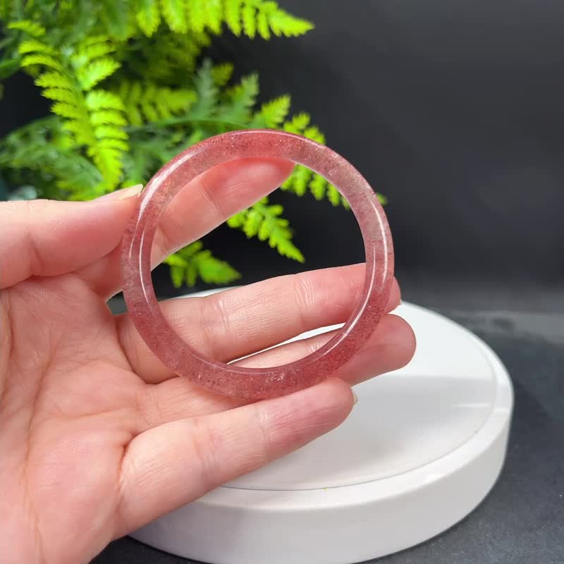 草莓晶手镯53MM 冰透星光浅红色水晶圆条手环 改善关系 提升运势 - 手链/手环 - 水晶 红色