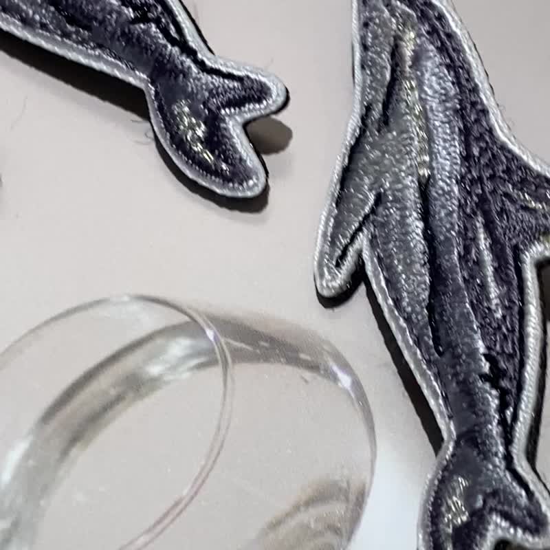 【预购】【礼物首选】长吻飞炫海豚 Spinner 刺绣系列 - 徽章/别针 - 棉．麻 灰色