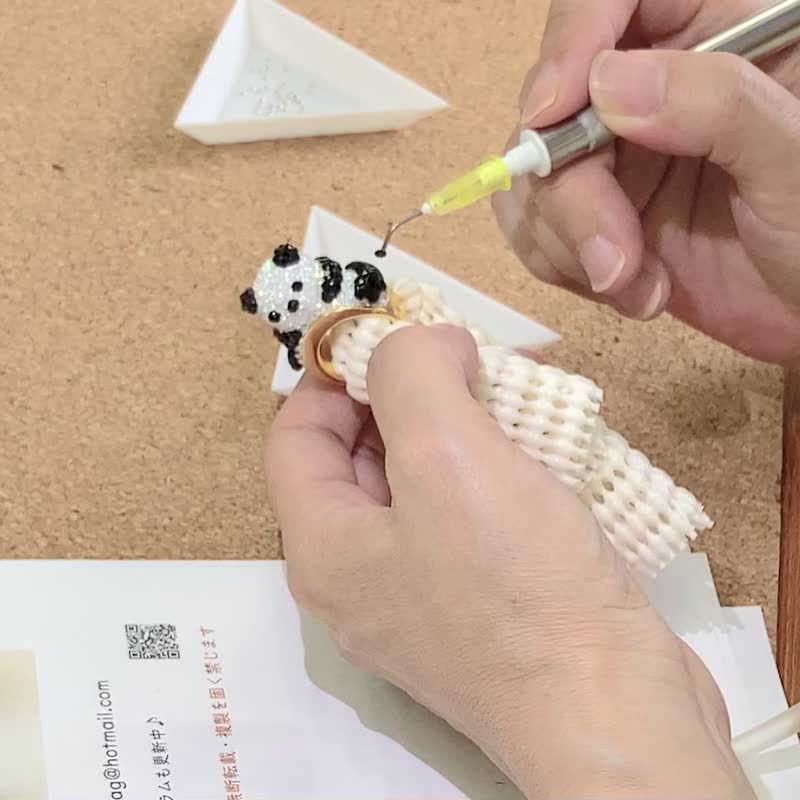 熊猫戒指 熊猫造型戒指 熊猫戒指 专为熊猫爱好者设计的玻璃珠熊猫戒指 - Handmade in Japan, 轻巧且可调整式珠宝 - 戒指 - 玻璃 银色