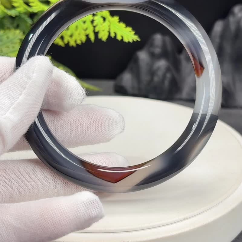 黑灰飘红 意境玛瑙手镯 64MM 冰润起光圆条玉髓手环 调和平衡疗愈 - 手链/手环 - 半宝石 