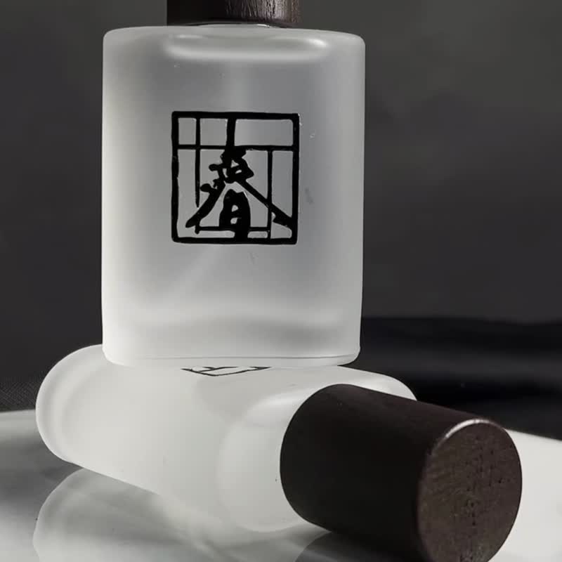 鹅梨帐中 Pear Pavilion 衣物香氛喷雾 - 香薰/精油/线香 - 玻璃 白色