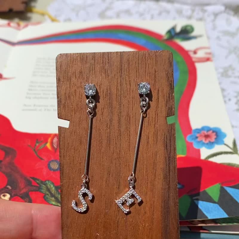 925纯银锆石字母耳环 - 耳环/耳夹 - 纯银 