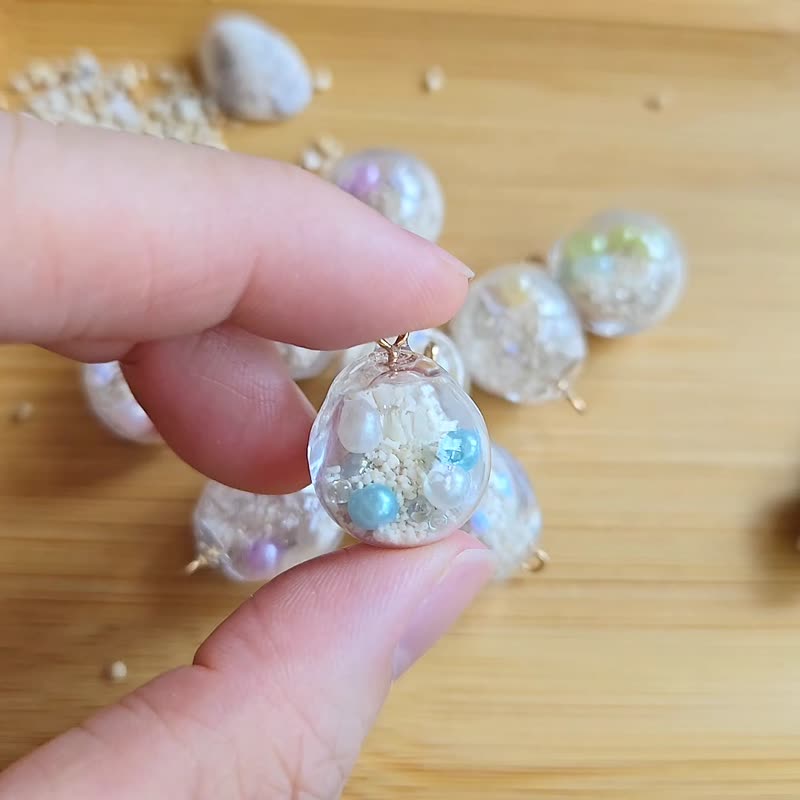 妍语手作 925银 耳环 沙滩 夏天 海洋 水晶球 海边 耳针 耳夹 - 耳环/耳夹 - 树脂 多色