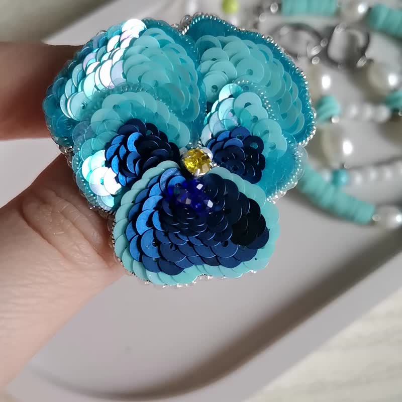 Pansy jewelry brooch beaded, Violet jewelry, flower pin, gift for women - 胸针 - 玻璃 蓝色