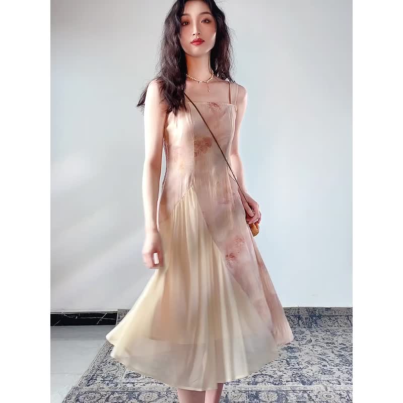 【美人粼】 碎花拼接吊带连衣裙法式高级显瘦收腰薄款洋装长裙 - 洋装/连衣裙 - 聚酯纤维 