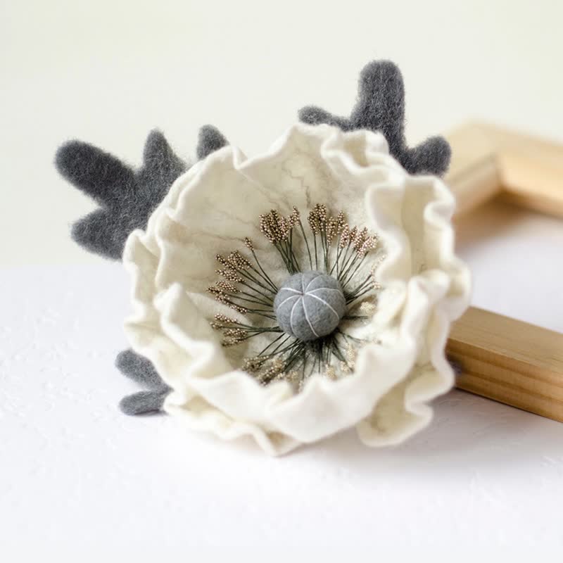 White Flower Brooch Poppy Brooch Handmade Felted Flower Jewelry for Woman pin - 胸针 - 羊毛 白色