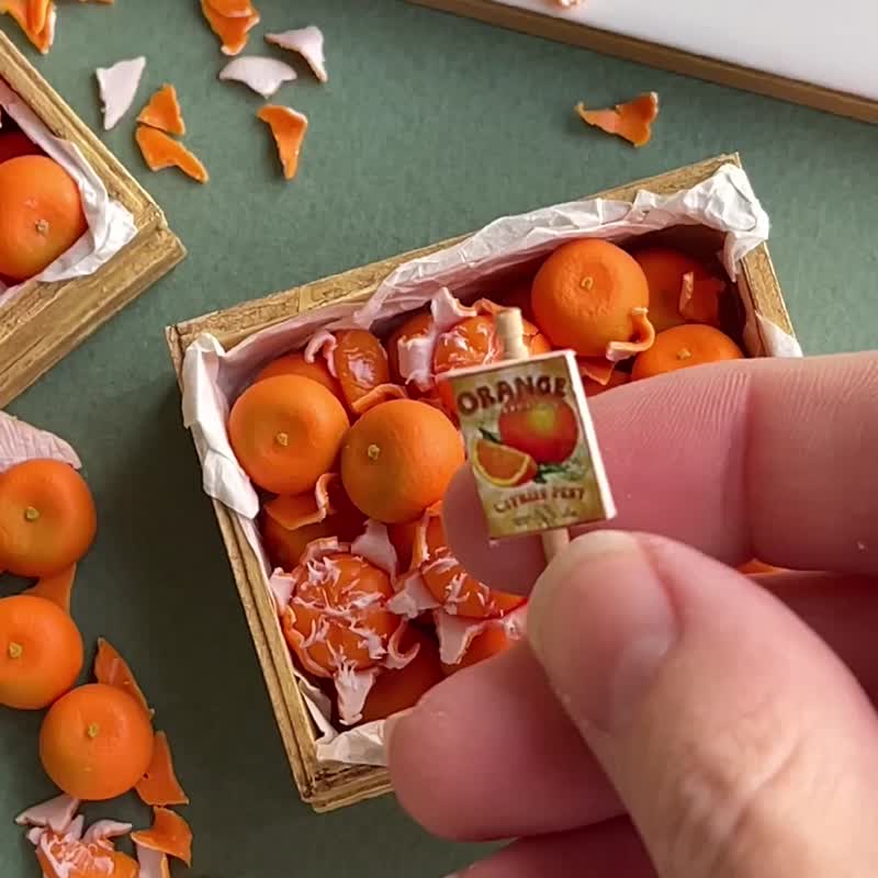 Dollhouse miniature box with tangerines for playing with dolls, dollhouse, scale - 玩偶/公仔 - 其他材质 多色