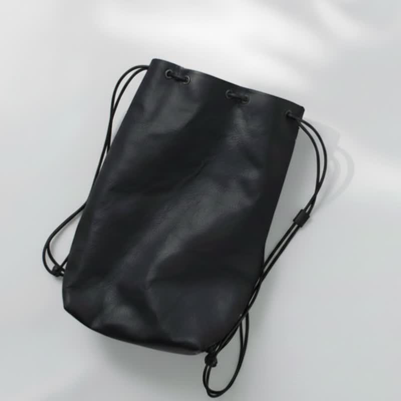 GORE-TEX 规格黑色皮革束口袋 采用 DRITTON G8 防泼水透湿 - 侧背包/斜挎包 - 真皮 黑色