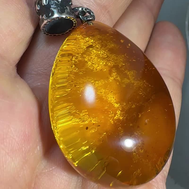 优雅手工波罗的海琥珀吊坠 独特干邑色闪耀光泽 大尺寸吸睛珠 - 项链 - 宝石 金色