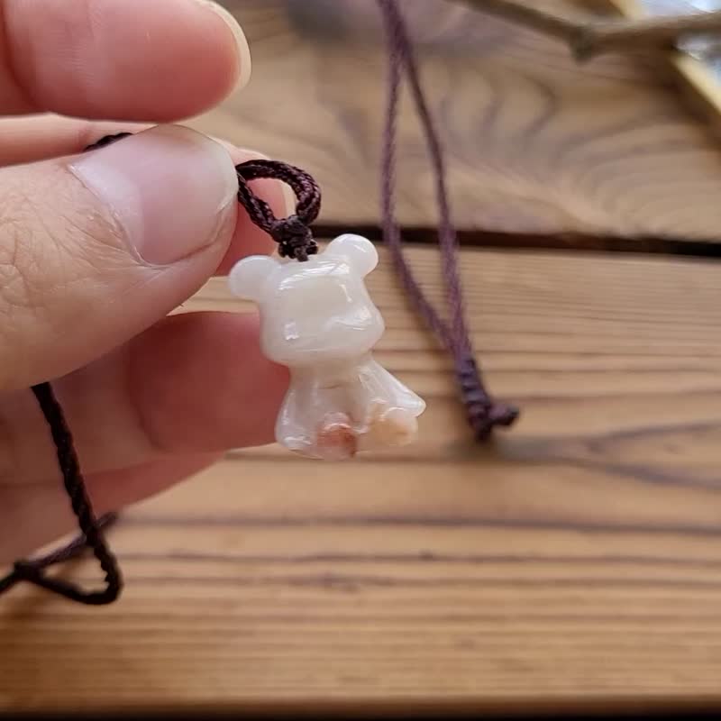 【亲翠】天然翡翠 冰牛奶底撒朱砂红润润可爱坐姿熊调整式绳链 - 项链 - 玉石 多色