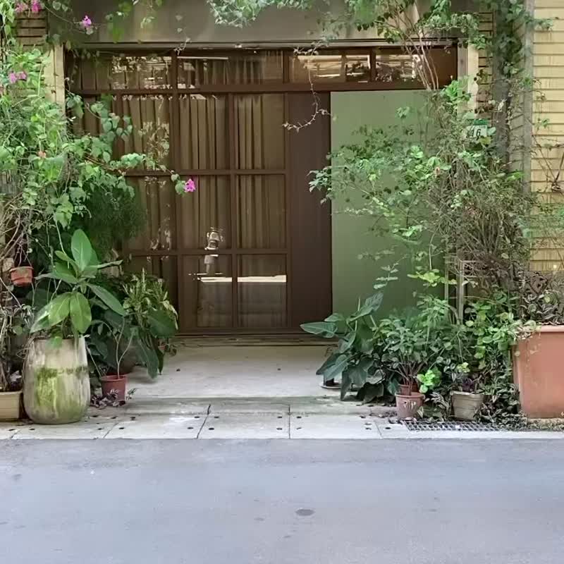 魔法阿妈联名款 不对称短袖衬 - 女装衬衫 - 聚酯纤维 白色