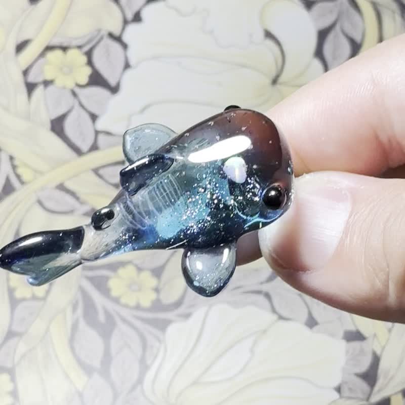 玻璃鲸鲨宇宙坠饰 / 内含心形蛋白石 2207132 - 项链 - 玻璃 蓝色