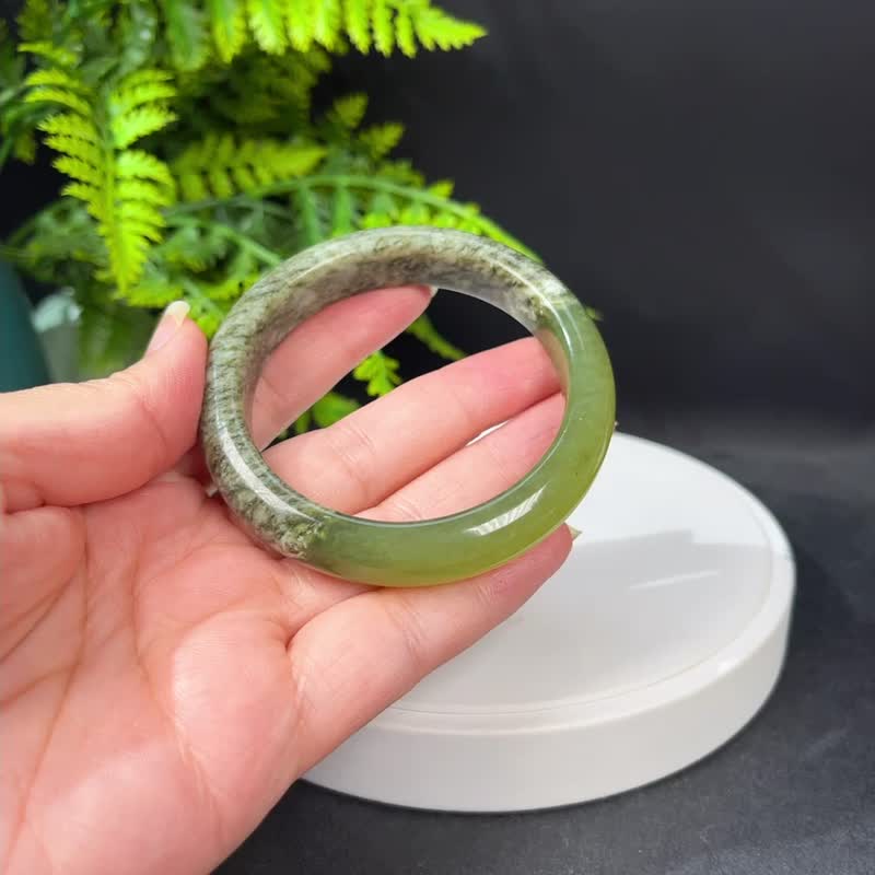 蛇纹玉手镯 56MM 冰润菠菜绿飘花 岫玉手环 细腻圆融 半山半水 - 手链/手环 - 玉石 绿色