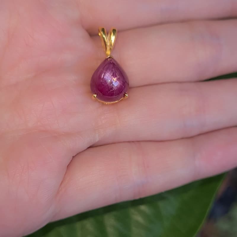 天然加热星形红宝石尺寸 9×10 毫米纯银镀金吊坠 - 项链 - 宝石 红色