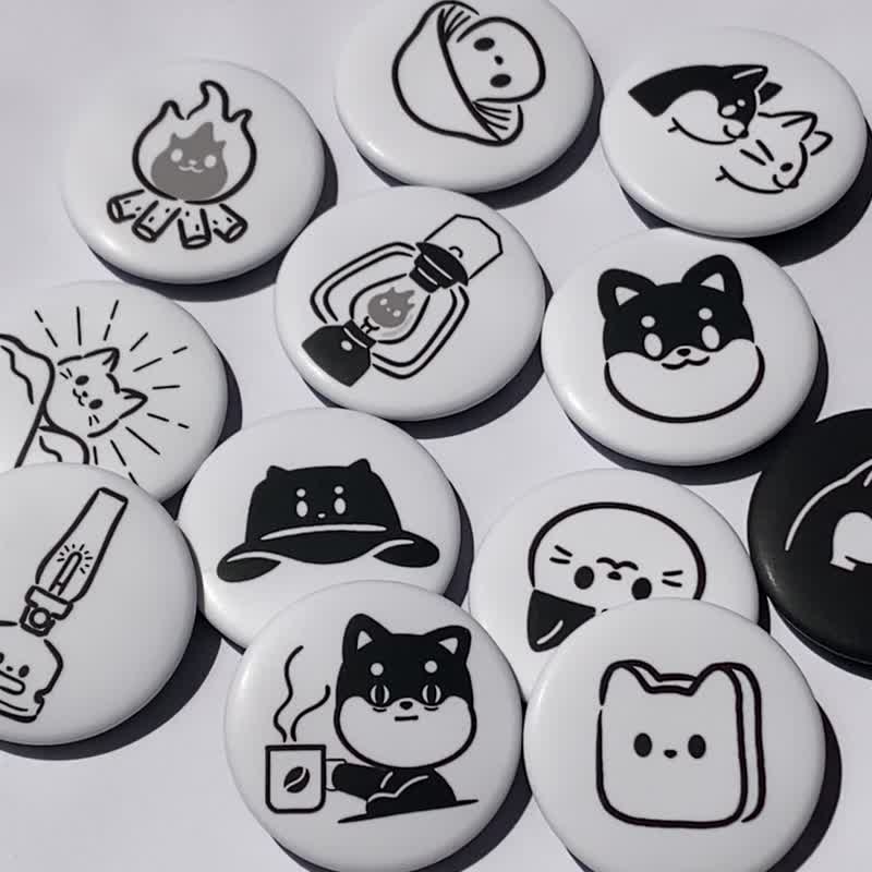 doudle playground胸章44mm系列 - 露营 - 徽章/别针 - 塑料 黑色