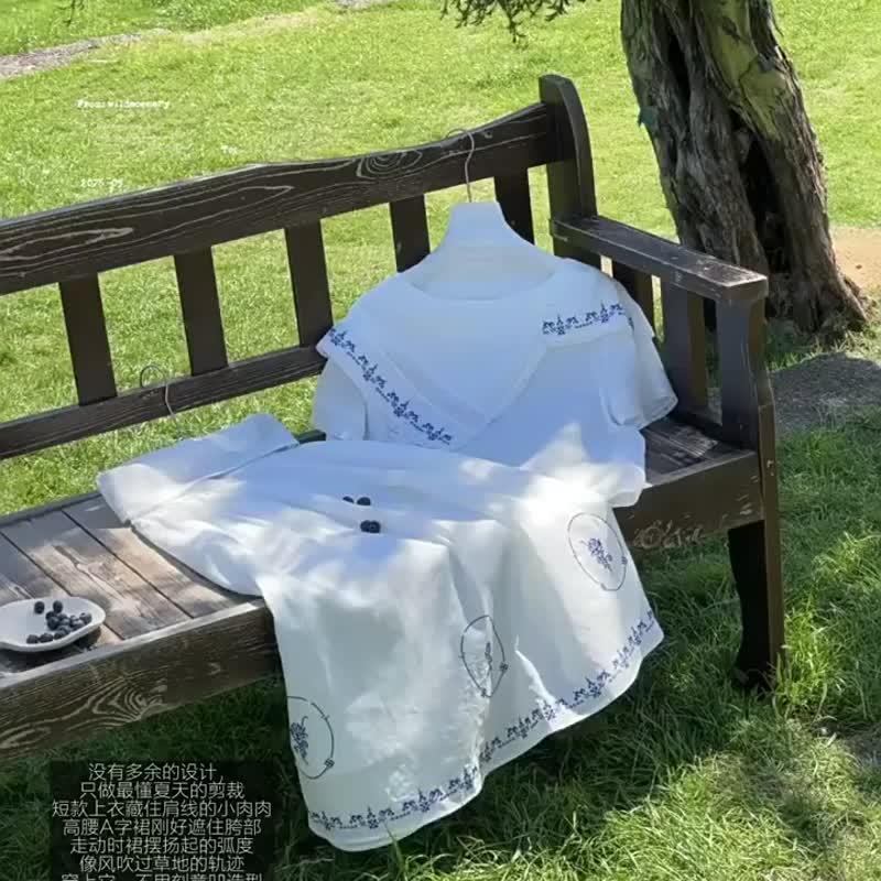 白色藍綉 等風來 法式雙色十字繡上衣 不對稱披肩領棉麻短袖小衫 - 女装 T 恤 - 棉 白色