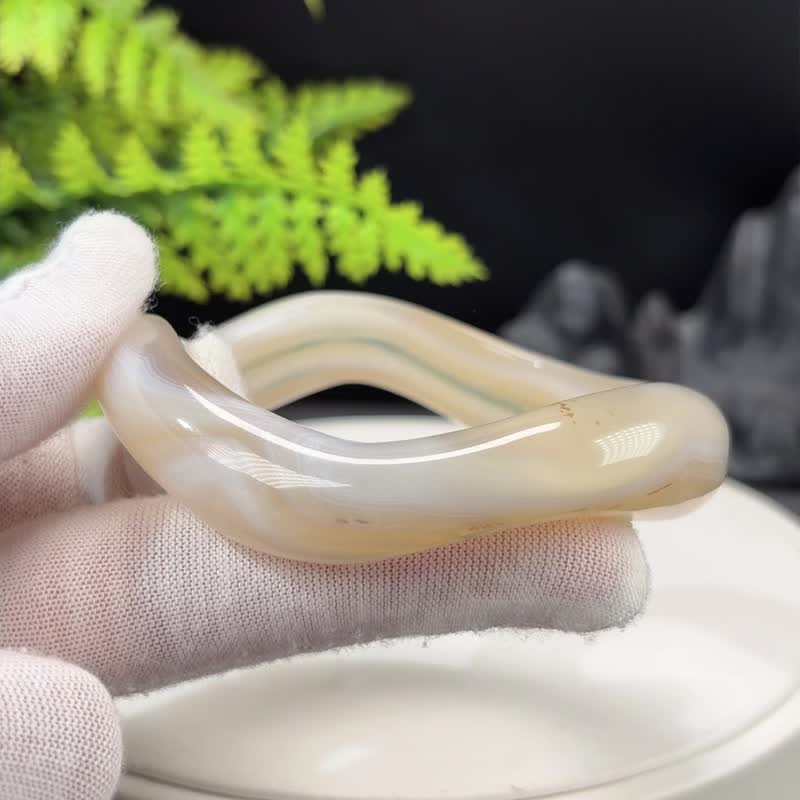 浅米褐色 玛瑙随形手镯 冰润起光千层飘花扭扭款 56mm - 手链/手环 - 半宝石 
