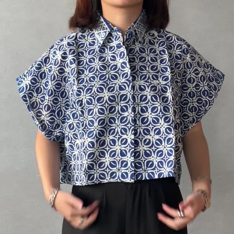 印尼蜡染可爱少女风短版衬衫 PUPUT - 蓝小花 - PUP018 - 女装上衣 - 棉．麻 蓝色