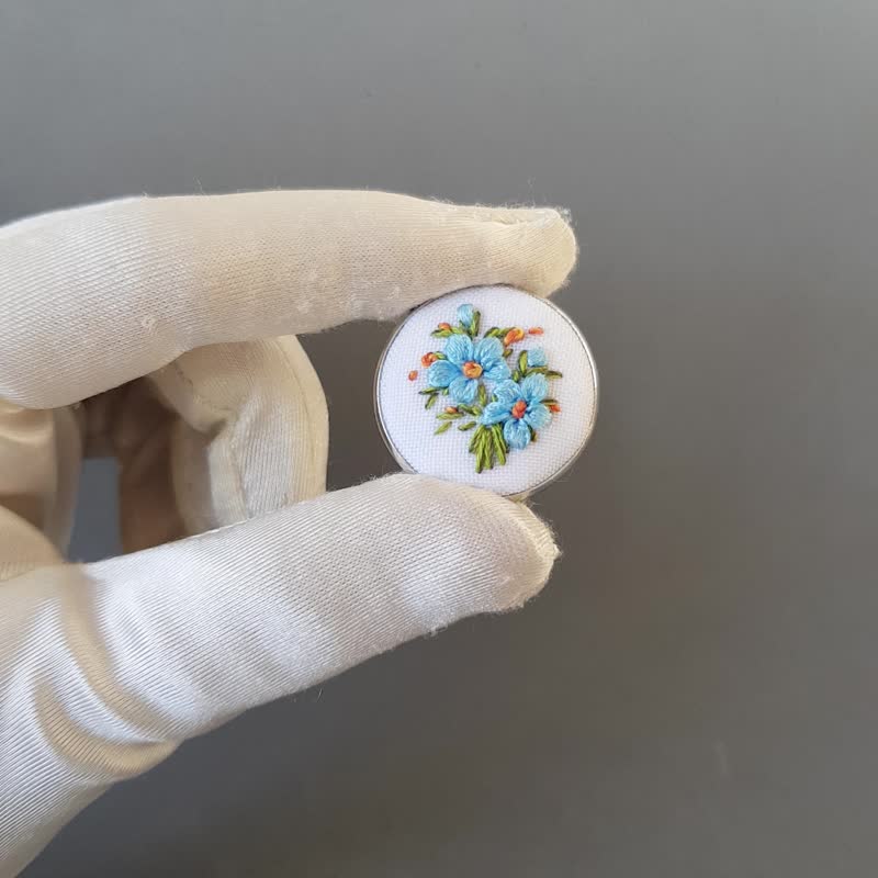 丝带刺绣胸针献给她，手工蓝色饰品 - 胸针 - 丝．绢 蓝色