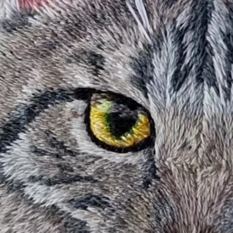 定制化刺绣缅因猫肖像。个人化宠物刺绣绷艺术品 - 订制画像 - 绣线 