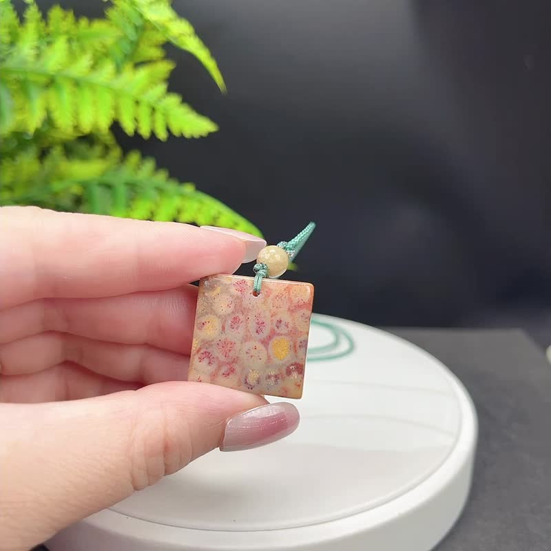 天然方牌珊瑚玉吊坠冰润玉化小菊花纹橘飘红菊花玉项链热情活力 - 项链 - 半宝石 