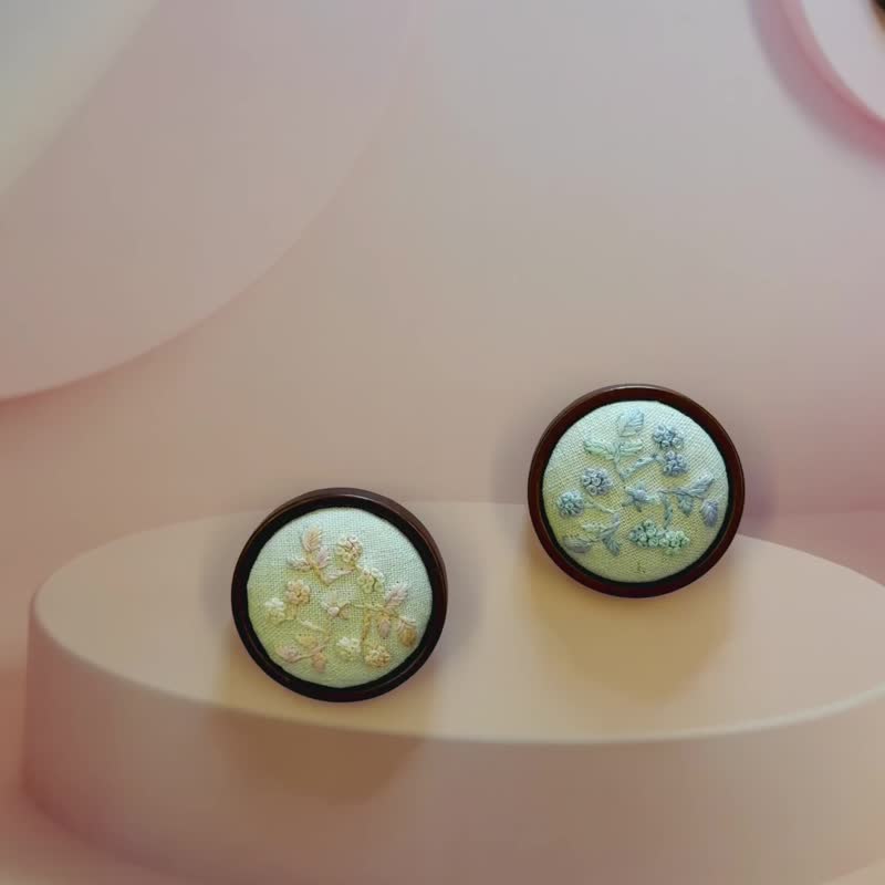 刺绣-粉红色渐层圆形木头胸针 - 胸针 - 木头 