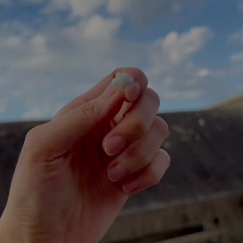 澎润立体云朵夹式耳环轻盈イヤリングCHC独创定制化礼物圣诞礼盒 - 耳环/耳夹 - 树脂 白色