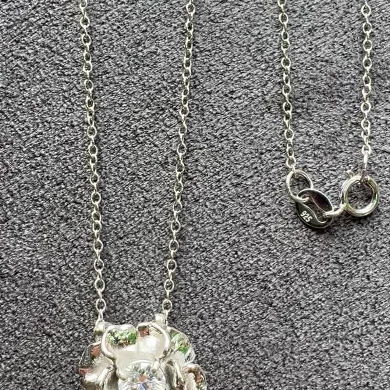 母亲礼物 康乃馨莫桑钻 0.5ct 纯银项链 送妈妈 优雅花朵设计 - 项链 - 银 