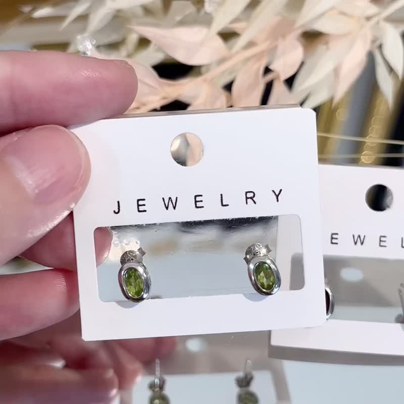 全包镶嵌银K椭圆切割天然橄榄石/红石榴单针耳环 - 耳环/耳夹 - 纯银 红色