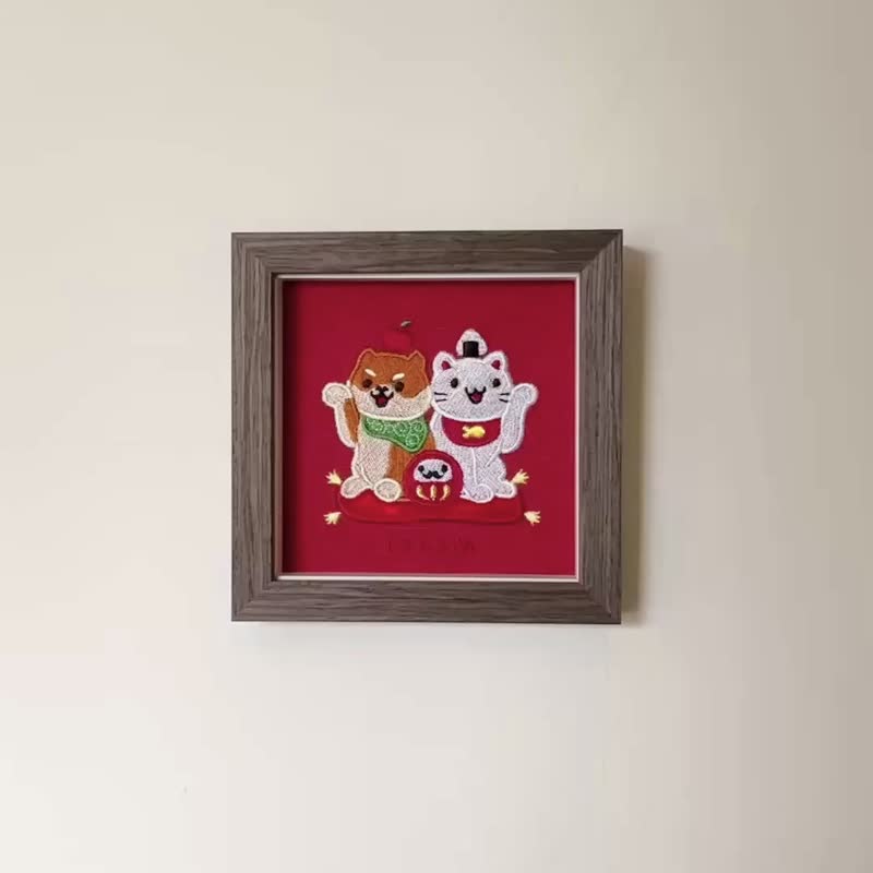 【开运结福】柴犬与白猫 刺绣画 | 实木框 | 柴有苹安 招福圆满 - 画框/相框 - 棉 红色