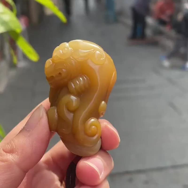 【招财貔貅】天然三彩玉  神兽貔貅 招财挡灾  辟邪手玩件 挂件 - 项链 - 玉石 黄色
