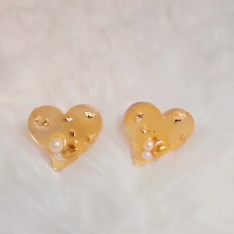 &W Glam 古典浪漫巴洛克 碎金箔小珍珠 爱心耳环 - 耳环/耳夹 - 树脂 金色