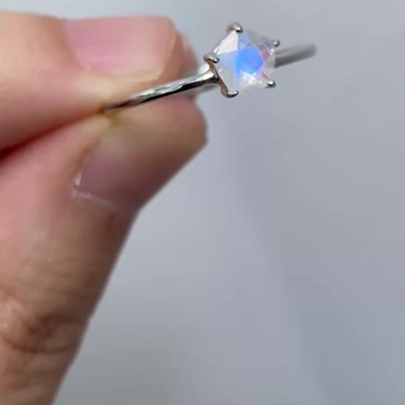 星形蓝光月光石戒指925纯银电镀白金 (蓝光/彩虹光) - 戒指 - 宝石 蓝色