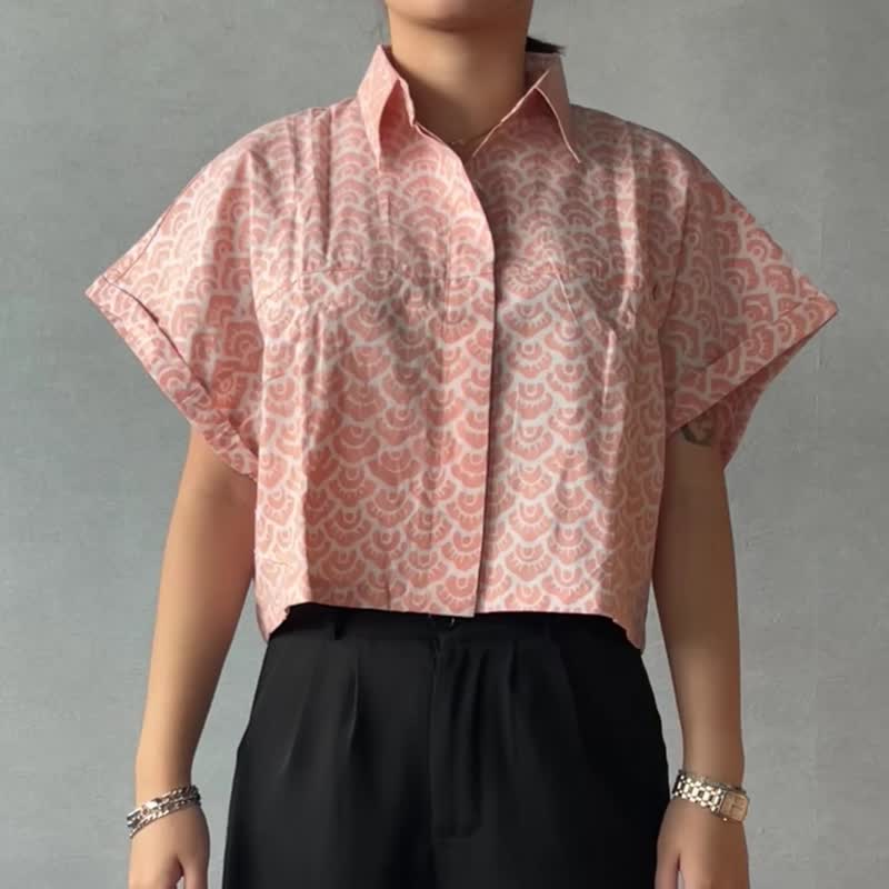 印尼蜡染可爱少女风短版衬衫 PUPUT - 火烈鸟粉红 - PUP015 - 女装上衣 - 棉．麻 粉红色