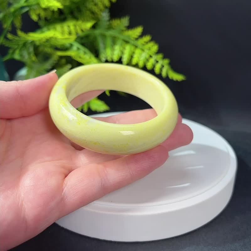 独特菜花玉手镯54+MM 玉化淡黄色小宽条玉手环 质地温润 色泽宜人 - 手链/手环 - 玉石 