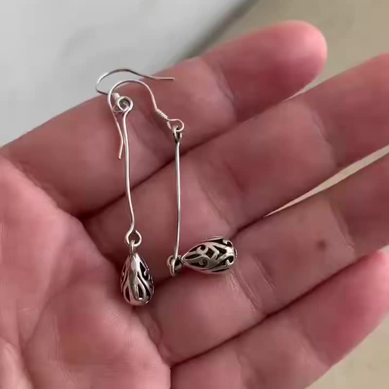 镂空水滴长耳环，专为女性设计。散发泰式民族风情的复古饰品，采用 925 纯银制成。 - 耳环/耳夹 - 纯银 银色