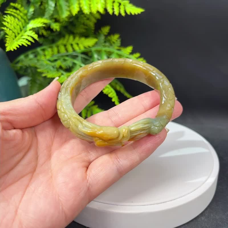 蛇纹花玉手镯 58MM 渐变多彩油润 手雕衔尾龙岫玉手环 灵动祥瑞 - 手链/手环 - 玉石 