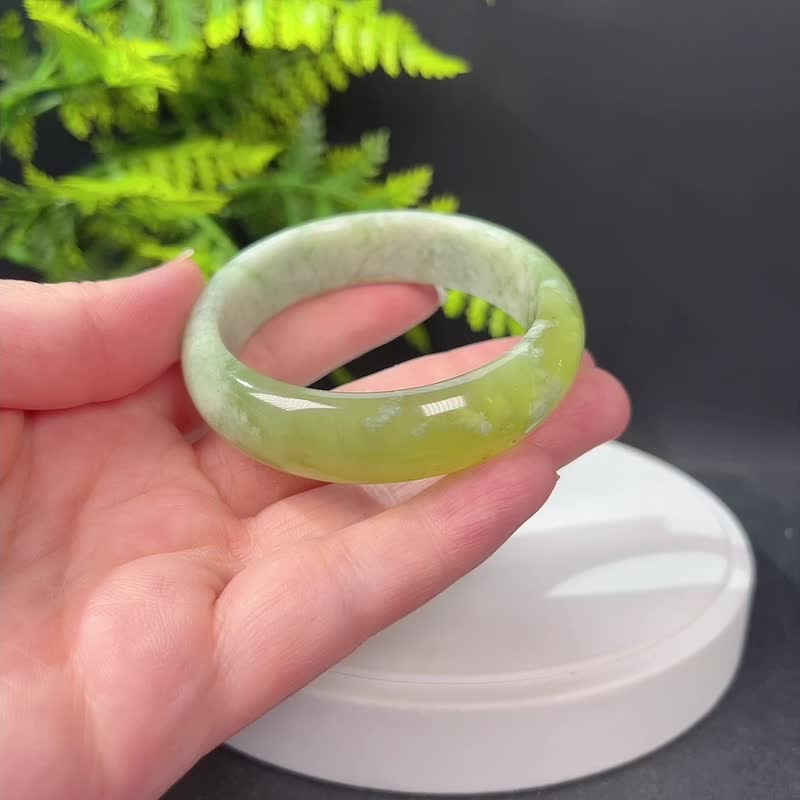 蛇纹玉手镯53MM 青提奶盖淡黄偏白岫玉手环 坚实温润 细腻圆融 - 手链/手环 - 玉石 