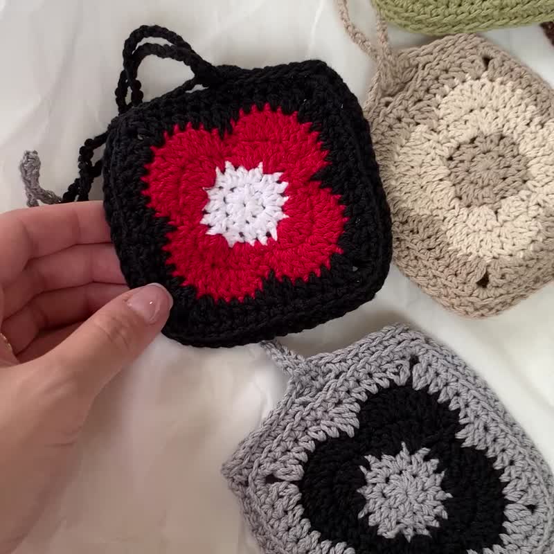 手作钩针编织包 撞色小花花 包包挂件 耳机包 小物收纳 - 零钱包 - 棉 卡其色