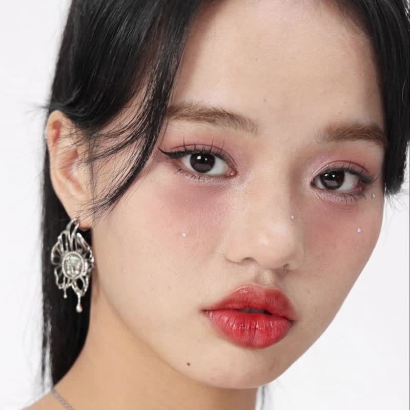 幻物黑姬不对称蝴蝶纯银耳钉 - 耳环/耳夹 - 纯银 